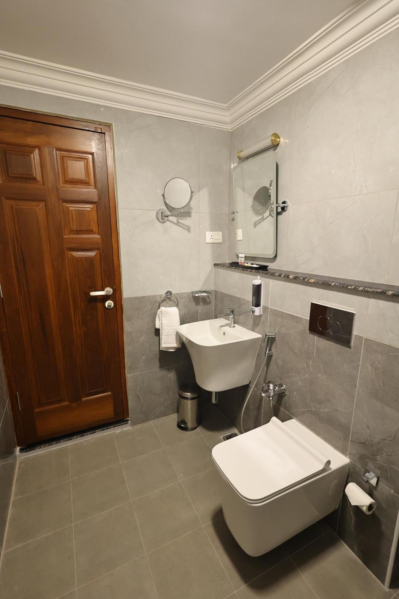 Le Colonial Suites ปอนดิเชอรี ภายนอก รูปภาพ